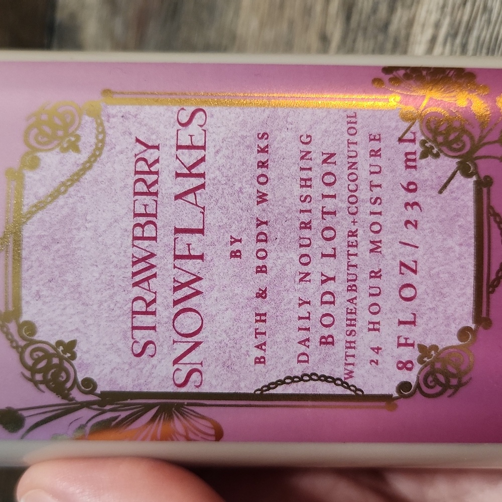 B&BW 🍓 Strawberry Snowflakes ❄️ Body Lotion, Full Size, Unused - Discontinued